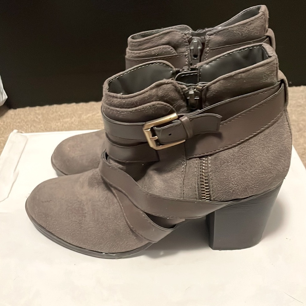 Fergalicious by Fergie taupe ankle buckle booties size 7.5